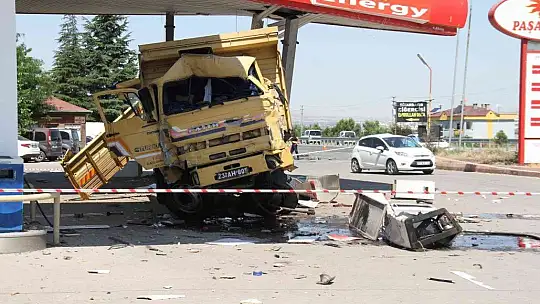 Elazığ'da facianın eşiğinden dönüldü, otomobile çarpan kamyon akaryakıt istasyonuna girdi: 5 yaralı