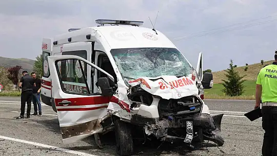 Elazığ'da feci kaza: Ambulans ile hafif ticari araç çarpıştı 2'si polis 6 yaralı
