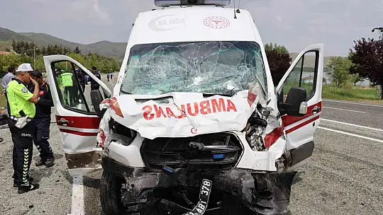 Elazığ'da feci kaza: Ambulans ile hafif ticari araç çarpıştı 2'si polis 6 yaralı