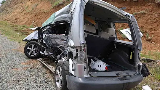Elazığ'da feci kaza: Ambulans ile hafif ticari araç çarpıştı 2'si polis 6 yaralı