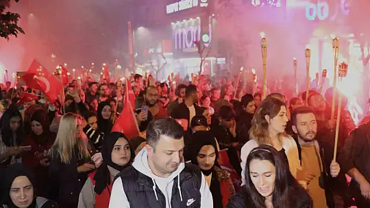 Elazığ'da fener alayı renkli görüntüler oluşturdu