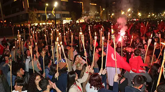 Elazığ'da fener alayı renkli görüntüler oluşturdu