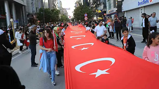Elazığ'da fener alayı renkli görüntüler oluşturdu