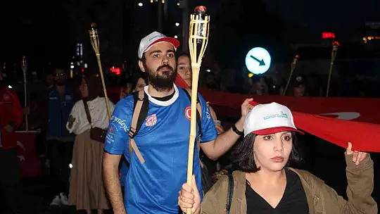 Elazığ'da fener alayı yürüyüşü düzenlendi