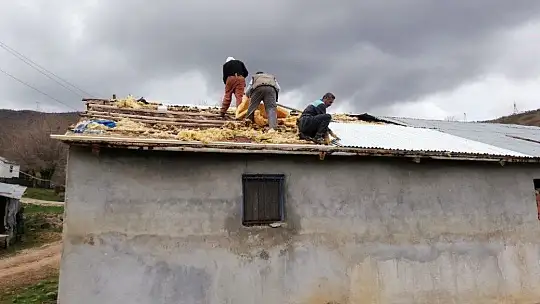 Elazığ'da fırtına direkleri devirdi, çatıları uçurdu 10 kuzu telef oldu