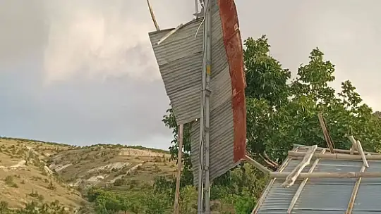 Elazığ'da fırtına evin çatısını uçurdu