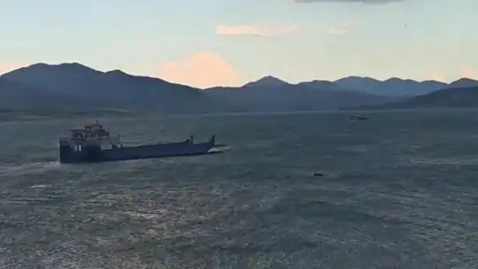 Elazığ'da fırtına feribotu sürükledi