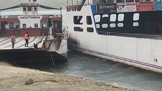 Elazığ'da fırtına nedeniyle savrulan feribotlar çarpıştı