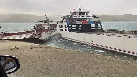 Elazığ'da fırtına nedeniyle savrulan feribotlar çarpıştı