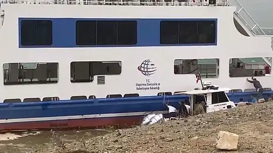Elazığ'da fırtına nedeniyle savrulan feribotlar çarpıştı