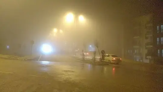 Elazığ'da gece saatlerinde yoğun sis: Görüş mesafesi 10 metreye kadar düştü