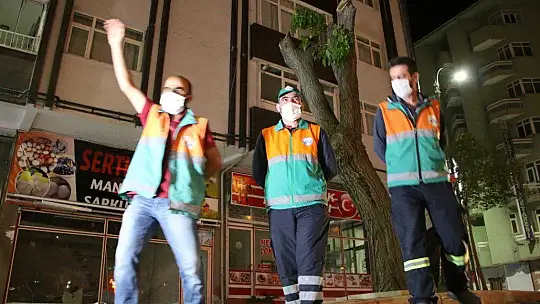 Elazığ'da geleneksel '23. sahur halayı'nın tadını temizlik görevlileri çıkardı