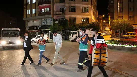 Elazığ'da geleneksel '23. sahur halayı'nın tadını temizlik görevlileri çıkardı