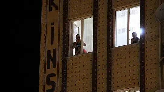 Elazığ'da geleneksel '23. sahur halayı'nın tadını temizlik görevlileri çıkardı