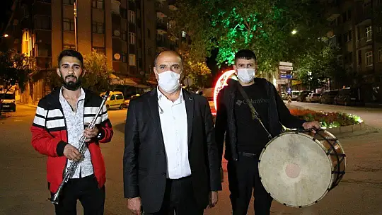 Elazığ'da geleneksel '23. sahur halayı'nın tadını temizlik görevlileri çıkardı