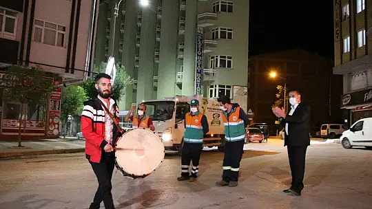 Elazığ'da geleneksel '23. sahur halayı'nın tadını temizlik görevlileri çıkardı