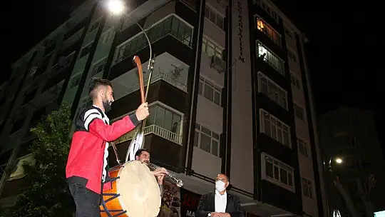 Elazığ'da geleneksel '23. sahur halayı'nın tadını temizlik görevlileri çıkardı