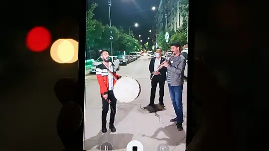 Elazığ'da geleneksel '23. sahur halayı'nın tadını temizlik görevlileri çıkardı