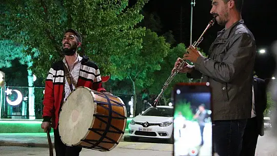 Elazığ'da geleneksel '23. sahur halayı'nın tadını temizlik görevlileri çıkardı