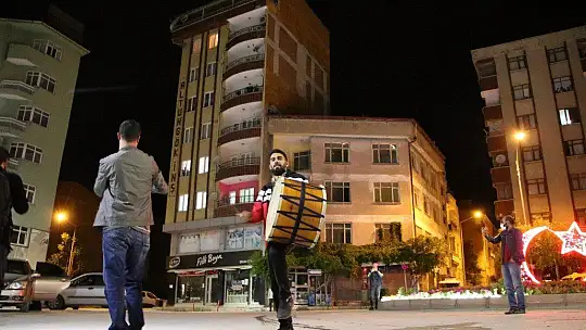 Elazığ'da geleneksel '23. sahur halayı'nın tadını temizlik görevlileri çıkardı