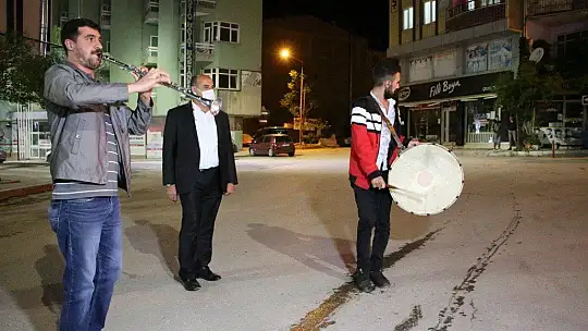 Elazığ'da geleneksel '23. sahur halayı'nın tadını temizlik görevlileri çıkardı
