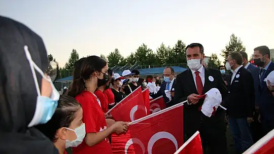 Elazığ'da gençlerden 'Meşaleli Ay Yıldızlı' 19 Mayıs kutlaması