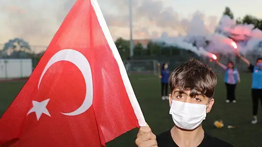 Elazığ'da gençlerden 'Meşaleli Ay Yıldızlı' 19 Mayıs kutlaması