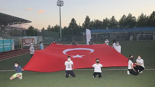 Elazığ'da gençlerden 'Meşaleli Ay Yıldızlı' 19 Mayıs kutlaması