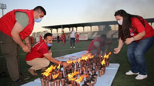 Elazığ'da gençlerden 'Meşaleli Ay Yıldızlı' 19 Mayıs kutlaması
