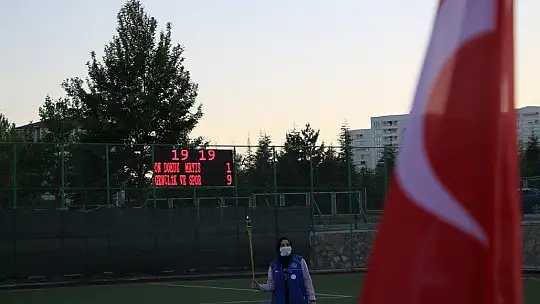 Elazığ'da gençlerden 'Meşaleli Ay Yıldızlı' 19 Mayıs kutlaması