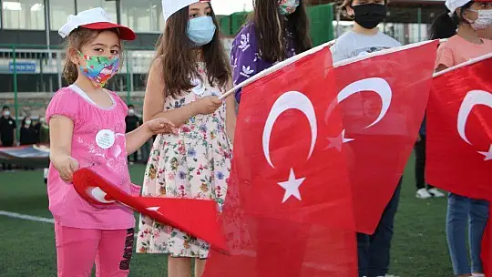 Elazığ'da gençlerden 'Meşaleli Ay Yıldızlı' 19 Mayıs kutlaması