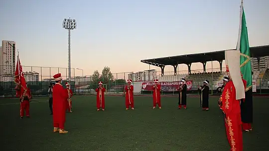 Elazığ'da gençlerden 'Meşaleli Ay Yıldızlı' 19 Mayıs kutlaması