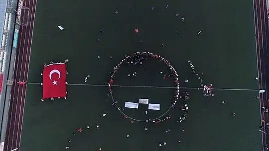Elazığ'da gençlerden 'Meşaleli Ay Yıldızlı' 19 Mayıs kutlaması