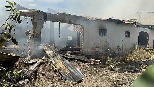 Elazığ'da geri dönüşüm deposunda yangın: Ev, depo ve bir araç kül oldu
