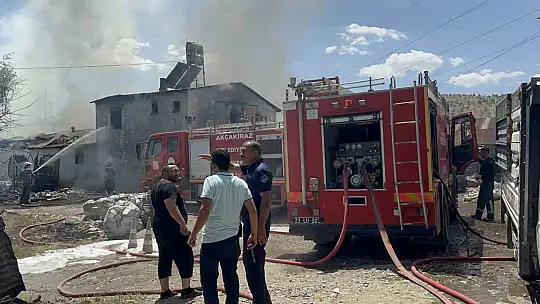 Elazığ'da geri dönüşüm deposunda yangın: Ev, depo ve bir araç kül oldu