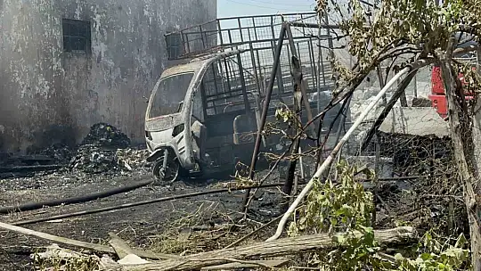 Elazığ'da geri dönüşüm deposunda yangın: Ev, depo ve bir araç kül oldu