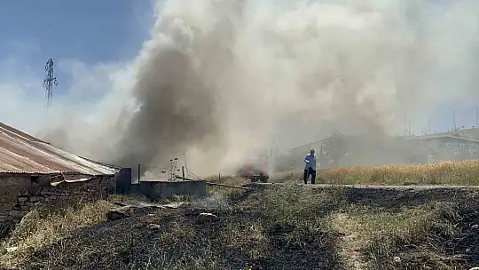 Elazığ'da geri dönüşüm deposunda yangın: Ev, depo ve bir araç kül oldu