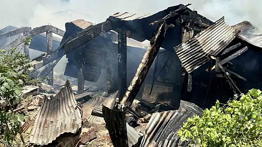 Elazığ'da geri dönüşüm deposunda yangın: Ev, depo ve bir araç kül oldu
