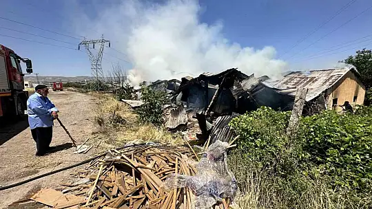 Elazığ'da geri dönüşüm deposunda yangın: Ev, depo ve bir araç kül oldu