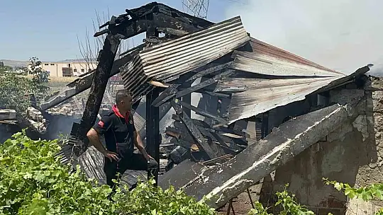 Elazığ'da geri dönüşüm deposunda yangın: Ev, depo ve bir araç kül oldu