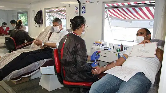 Elazığ'da gönüllü din görevlileri kan bağışında bulundu