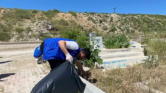 Elazığ'da gönüllü gençlerden kimsesizler mezarlığında temizlik
