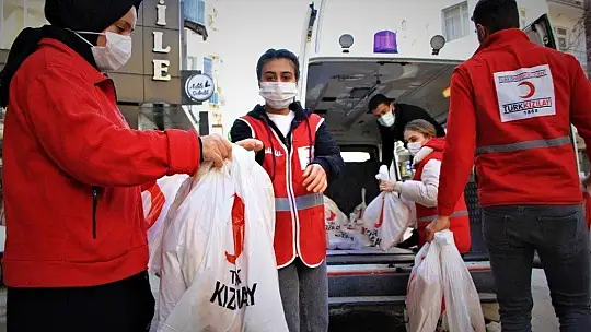 Elazığ'da gönüllüler dezavantajlı ailelere ekmek ulaştırdı
