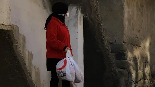 Elazığ'da gönüllüler dezavantajlı ailelere ekmek ulaştırdı