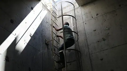 Elazığ'da güvercin yerin 6 metre altına demirden yuva yaptı