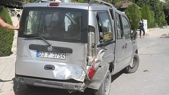 Elazığ'da hafif ticari araç ile otomobil çarpıştı:3 yaralı