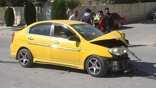 Elazığ'da hafif ticari araç ile otomobil çarpıştı:3 yaralı