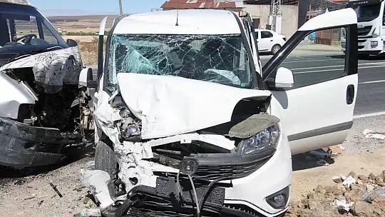 Elazığ'da hafif ticari araç ile minibüs kafa kafaya çarpıştı: 4 yaralı