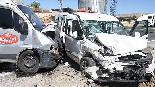 Elazığ'da hafif ticari araç ile minibüs kafa kafaya çarpıştı: 4 yaralı