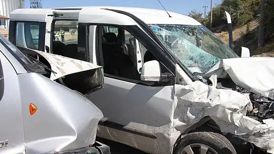 Elazığ'da hafif ticari araç ile minibüs kafa kafaya çarpıştı: 4 yaralı